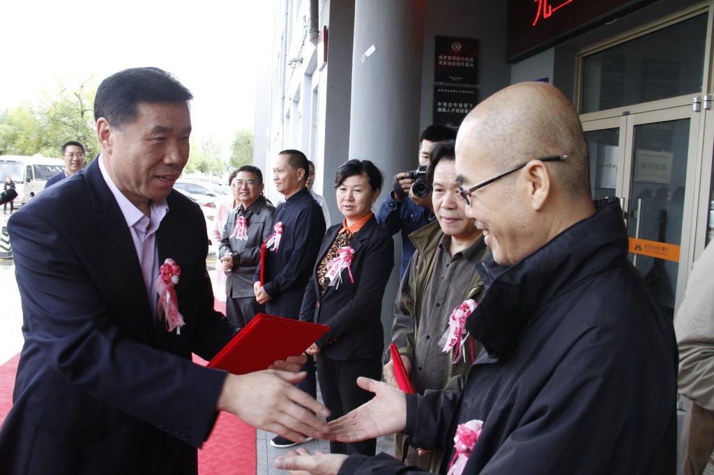 黑河学院贯昌福校长为客座教授代表颁发聘书