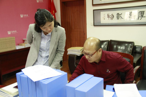 美术与设计学院副院长王小娟与教学评估专家交流并现场答疑