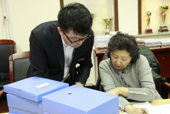 美术与设计学院教学秘书杨国为评估专家展示教学成果
