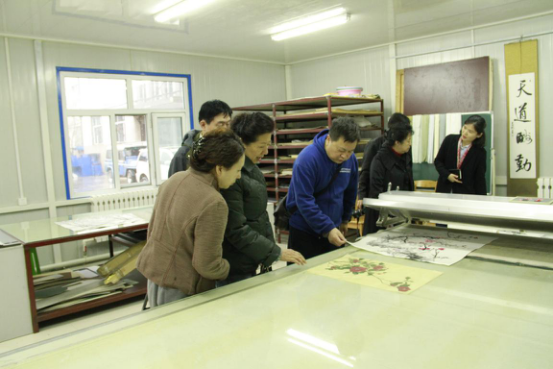 美术与设计学院领导陪同教学评估专家参观中俄大学生创意创业产业园