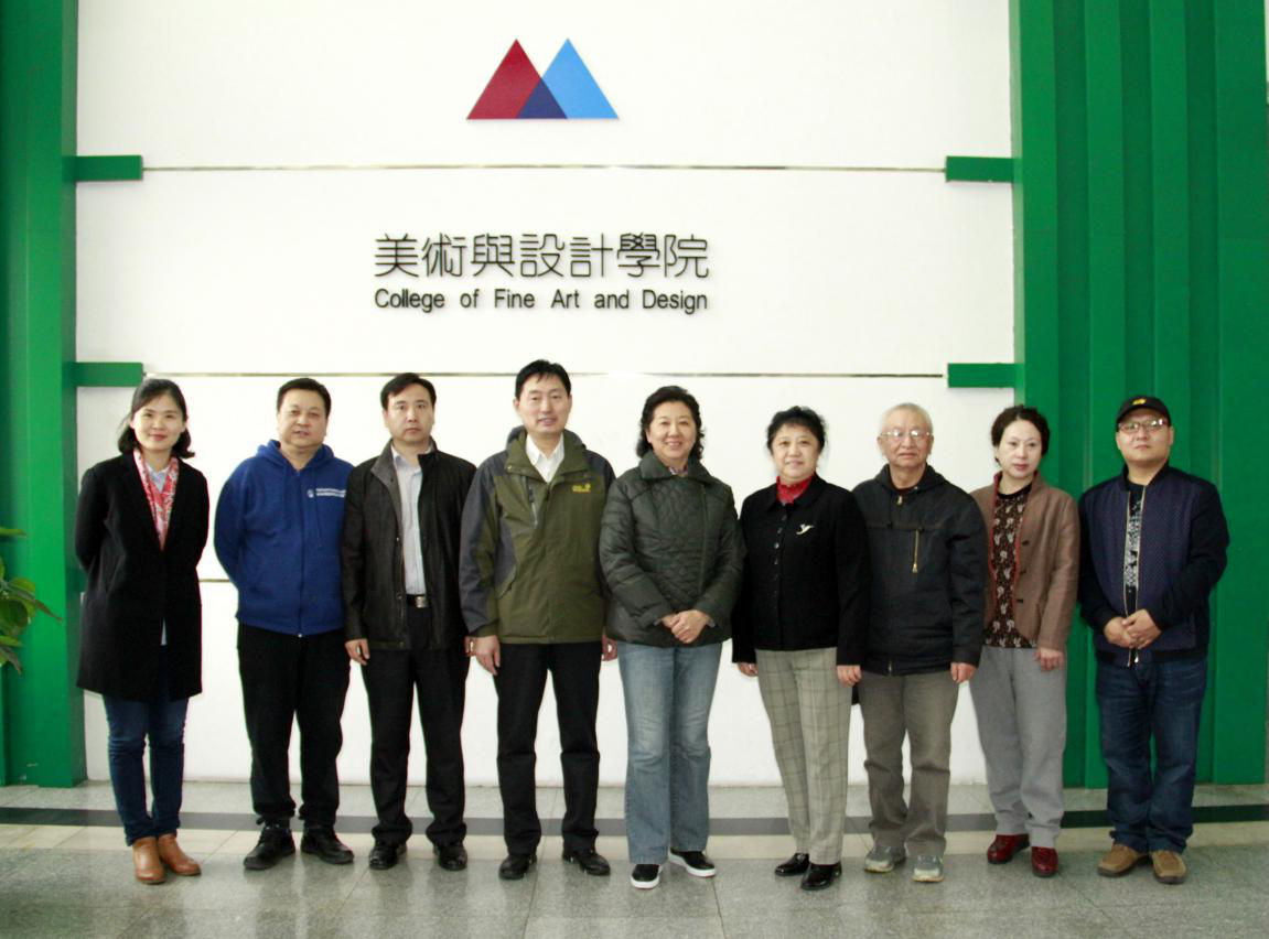 美术与设计学院院长戚锋、书记李珊、副院长王小娟与教学评估专家合影