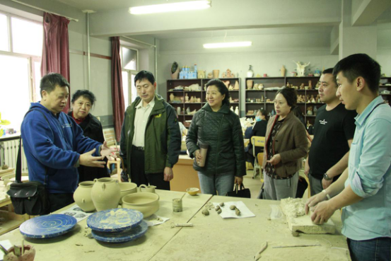 美术与设计学院领导陪同教学评估专家参观我院艺术实践教学中心
