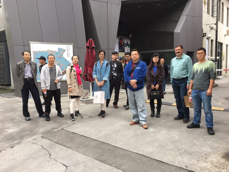 美术与设计学院教师在上海虹桥当代艺术馆前留影