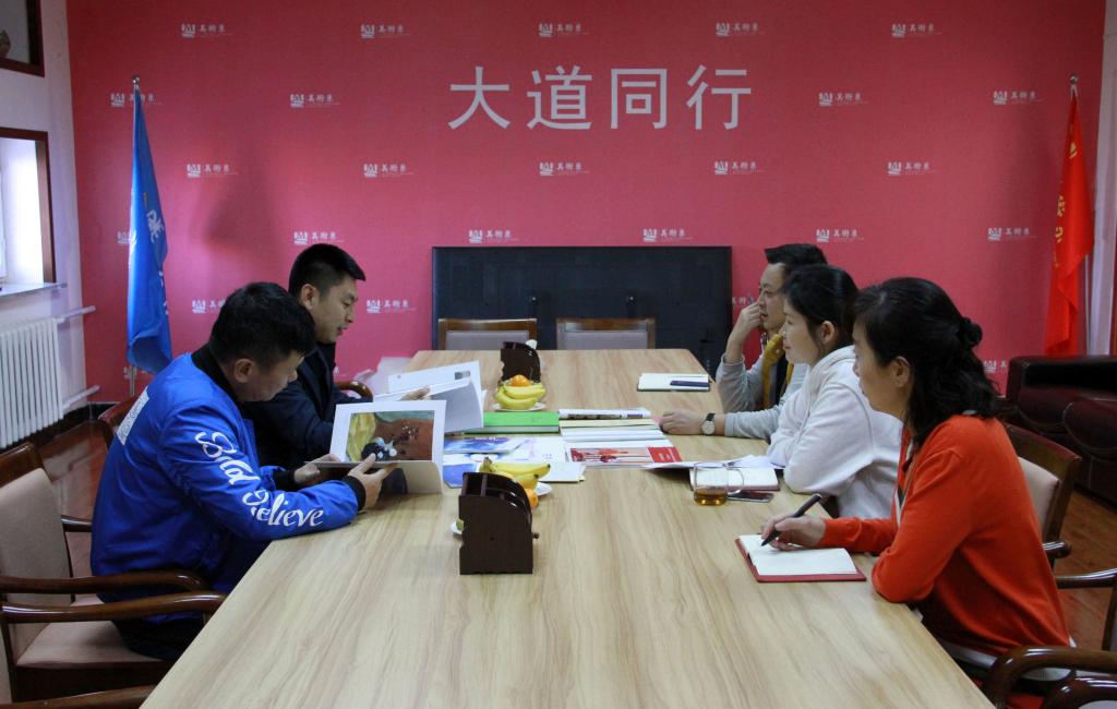 美术与设计学院领导与黑河市企业家李建刚、曹凤臣座谈